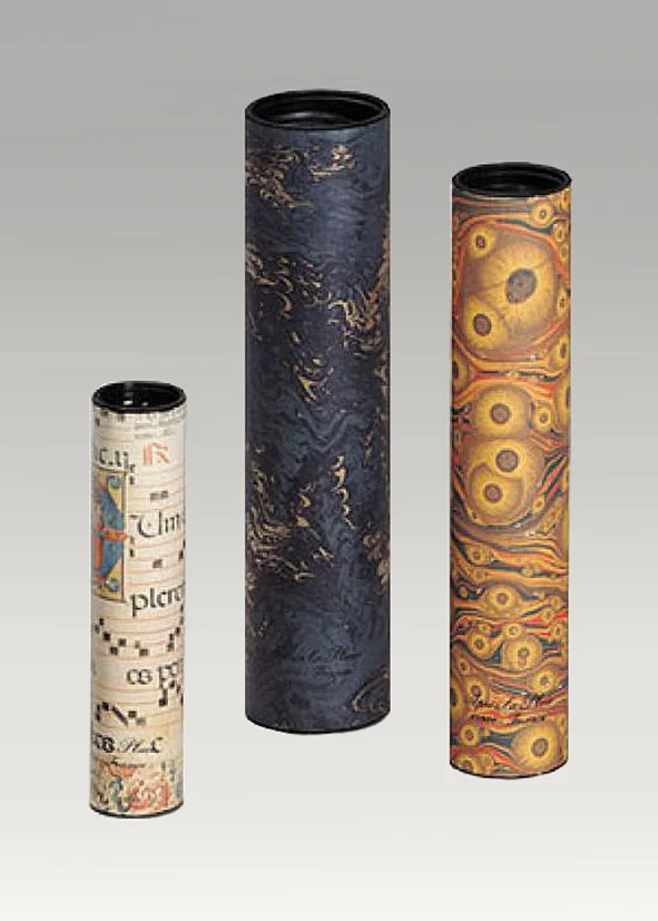 Trois kaléidoscopes en papier de reliure, de tailles et de motifs différents